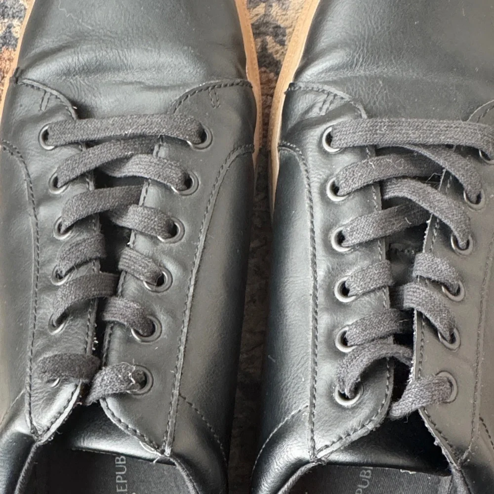 Banana Republic Black Leather Sneakers Gum Sole Lace Up Size 10 Casual